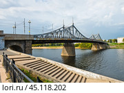 Вид на Староволжский мост со стороны набережной Михаила Ярославича в осенний день. Тверь. Россия. Редакционное фото, фотограф E. O. / Фотобанк Лори