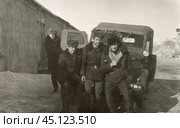 Советские военные в форменных бушлатах и меховых шапках на фоне военного внедорожника ГАЗ 69, СССР, 1960-1970-е гг. Стоковое фото, фотограф Retro / Фотобанк Лори