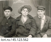 Кабинетный портрет трех молодых мужчин в 1920-е годы. Стоковое фото, фотограф Retro / Фотобанк Лори