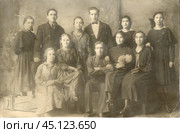 Дореволюционная групповая фотография молодежи. Стоковое фото, фотограф Retro / Фотобанк Лори