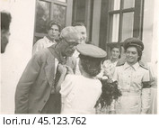 Девочка повязывает пионерский галстук почетному гостю. 1950-е годы. Стоковое фото, фотограф Retro / Фотобанк Лори