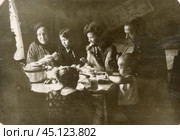 Семейный завтрак в деревенском доме. 1950-е годы. Стоковое фото, фотограф Retro / Фотобанк Лори