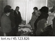 Родственники и близкие прощаются с покойным у гроба в 1970-е годы. Стоковое фото, фотограф Retro / Фотобанк Лори