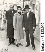 Групповой потрет женщины и двух мужчин на улице в 1950-е годы. Стоковое фото, фотограф Retro / Фотобанк Лори