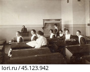 Ученицы женской гимназии на уроке геометрии. Конец 19-го - начало 20-го в.в. Стоковое фото, фотограф Retro / Фотобанк Лори