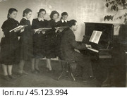 Пение под аккомпанемент. Урок музыки, 1950-е гг, СССР. Стоковое фото, фотограф Retro / Фотобанк Лори