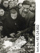 Женщина склонилась над гробом покойной вовремя церемонии прощания. Стоковое фото, фотограф Retro / Фотобанк Лори