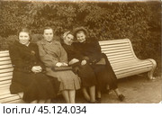 Молодые женщины сидят на городской скамейке в сквере. 1960-е годы. Стоковое фото, фотограф Retro / Фотобанк Лори