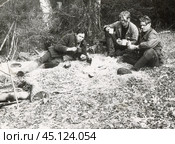 Охотники на привале, СССР, 1960-1970-е гг. Стоковое фото, фотограф Retro / Фотобанк Лори