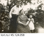 Семейное фото в саду: женщина в платье, юноша в косоворотке и девочка дошкольного возраста, 1940-е гг. Стоковое фото, фотограф Retro / Фотобанк Лори