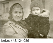 Пожилая женщина с маленьким ребенком на руках. 1970-е годы. Стоковое фото, фотограф Retro / Фотобанк Лори