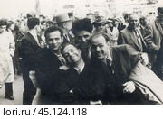 Компания улыбчивых мужчин в костюмах среди толпы людей, СССР, 1970-е гг. Стоковое фото, фотограф Retro / Фотобанк Лори