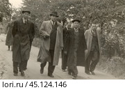 Группа мужчин в костюмах, шляпах и плащах, СССР, 1965-1970-е гг. Стоковое фото, фотограф Retro / Фотобанк Лори
