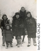 Дети. Зимняя прогулка, 1970-е гг. Стоковое фото, фотограф Retro / Фотобанк Лори