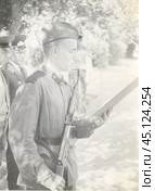 Солдат принимает присягу в армии, СССР, 1960-е гг. Стоковое фото, фотограф Retro / Фотобанк Лори