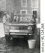 Мужчина моет машину Simca 1000, Германия, 1960-е гг. Стоковое фото, фотограф Retro / Фотобанк Лори