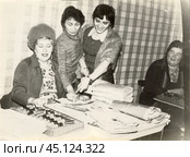 Сотрудницы бухгалтерии за работой, 1970-е гг. Стоковое фото, фотограф Retro / Фотобанк Лори