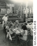 Дети сидят за столом на улице и рисуют, 1950-е гг. Стоковое фото, фотограф Retro / Фотобанк Лори