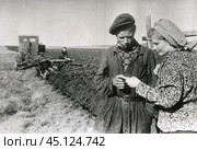 Тракторист отчитывается о проделанной работе за смену. г. Чкалов (Оренбург) СССР, 1955 г. Стоковое фото, фотограф Retro / Фотобанк Лори