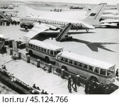 Самолёты и автобусы на Внуковском аэродроме, Москва, 1960-е гг. Стоковое фото, фотограф Retro / Фотобанк Лори