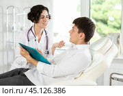 male patient documents signing. Стоковое фото, фотограф Яков Филимонов / Фотобанк Лори