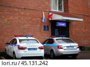 Полицейские автомобили у здания полиции. Редакционное фото, фотограф Яна Сергеева / Фотобанк Лори