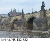 Charles Bridge in Prague is a medieval bridge over the Vltava River, connecting the historical districts of Mala Strana and the Old Place (2005 год). Редакционное фото, фотограф Константин Сергеевич Синявин / Фотобанк Лори