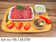 Фарш. Мясопродукты. Полуфабрикаты. Мясо. Свинина. Говядина. Кухня. Ресторан. Кафе. Приготовление. Ужин. Стол. Стейк. Пища. Стоковое фото, фотограф Владимир Зыбин / Фотобанк Лори