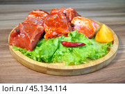 Шашлык. Мясопродукты. Полуфабрикаты. Мясо. Свинина. Говядина. Кухня. Ресторан. Кафе. Приготовление. Ужин. Стол. Стейк. Пища. Стоковое фото, фотограф Владимир Зыбин / Фотобанк Лори