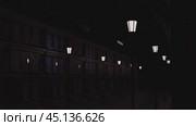 Streetlights turning on one by one illuminating empty city street. Стоковое видео, видеограф Данил Руденко / Фотобанк Лори