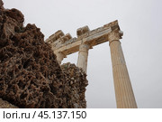Античные колонны на фоне скал. Храм Аполлона античный город Сиде. Ancient columns against the backdrop of cliffs. The Temple of Apollo in the ancient city of Side. Стоковое фото, фотограф Юрий Пуликов / Фотобанк Лори