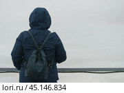 Женщина стоит перед безмолвным белым снежным пространством. Стоковое фото, фотограф YuryKara / Фотобанк Лори