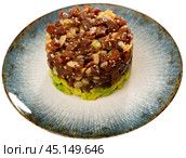 Tartare is dish of pieces of raw tuna and avocado cubes, seasoned with soy and Worcestershire sauce. Стоковое фото, фотограф Яков Филимонов / Фотобанк Лори