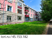 Город Иркутск. Трехэтажный дом. Улица Декабрьских событий, дом 87 (2024 год). Редакционное фото, фотограф Александр Тараканов / Фотобанк Лори