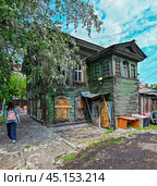 Город Иркутск. Двухэтажный старый жилой дом. Переулок Милицейский, дом 30 (2024 год). Стоковое фото, фотограф Александр Тараканов / Фотобанк Лори