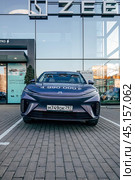 Электромобиль Rising Auto R7 перед зданием дилерского центра. Среднеразмерный электромобиль-кроссовер, выпускаемый компанией SAIC Motor (2024 год). Редакционное фото, фотограф Константин Григорьев / Фотобанк Лори