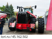 Трактор Ростсельмаш-2375, мощный полноприводный сельскохозяйственный колёсный трактор шарнирно-сочленённой конструкции (2021 год). Редакционное фото, фотограф Андрей Цыганков / Фотобанк Лори