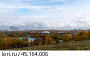 Осенний московский пейзаж. Вид с Крылатских Холмов. Москва, Россия. (2019 год). Стоковое фото, фотограф Евгений Капранов / Фотобанк Лори