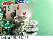 Cards and chips for poker on green table. Стоковое фото, фотограф Сергей Толмачёв / Фотобанк Лори