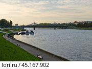 Вид на Волгу на закате. Ранняя осень. Город Тверь. Россия. Редакционное фото, фотограф E. O. / Фотобанк Лори