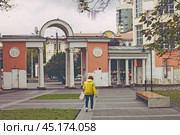 Крым, Симферополь, осень, городская среда, человек, архитектура. Стоковое фото, фотограф Андрей Макаренко / Фотобанк Лори
