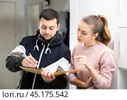 Woman discussing apartment lease agreement with landlord. Стоковое фото, фотограф Яков Филимонов / Фотобанк Лори