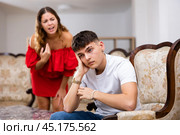 Unhappy woman quarrelling with husband at home interior. Стоковое фото, фотограф Яков Филимонов / Фотобанк Лори