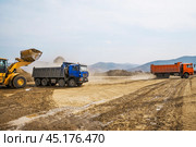 Фронтальный погрузчик и грузовые самосвалы. Стоковое фото, фотограф Павел Просянов / Фотобанк Лори