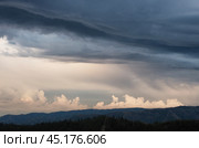 Южный Урал: грозовое небо в закатном свете. Southern Urals: stormy sky in the sunset light. Стоковое фото, фотограф Евгений Романов / Фотобанк Лори