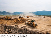 Бульдозер, фронтальные погрузчики и грузовые самосвалы. Стоковое фото, фотограф Павел Просянов / Фотобанк Лори