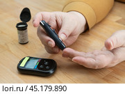 Senior woman makes blood glucose test. Стоковое фото, фотограф Мария Паина / Фотобанк Лори