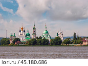 Panorama of the Spaso-Yakovlevsky Dimitriev Monastery. View from lake Nero on a sunny summer day. Rostov Veliky, Russia. 13th-18th century (2020 год). Стоковое фото, фотограф Оксана Медведева / Фотобанк Лори