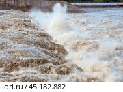 Бурлящая вода, прошедшая сквозь плотину гидроэлектростанции ( сквозь водоводы ) Стоковое фото, фотограф Павел Просянов / Фотобанк Лори