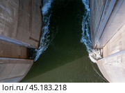 Водовод гидроэлектростанции ( входные ворота ) (2012 год). Стоковое фото, фотограф Павел Просянов / Фотобанк Лори